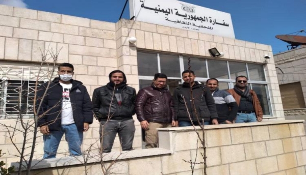 أطباء يمنيون مبتعثون  في الأردن يواصلون الأعتصام أمام الملحقية الثقافية اليمنية