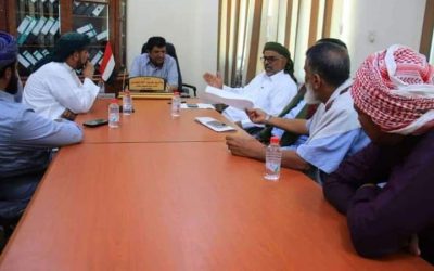 محلي المهرة يبحث مع الغرفة التجارية تقديم التسهيلات للتجار مستوردي المواد الأساسية