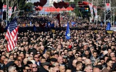 محتجون يطالبون باستقالة رئيس وزراء ألبانيا