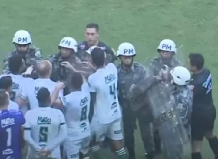 هدف بطريقة سواريز يشعل الغضب ويستدعي قوات مكافحة الشغب