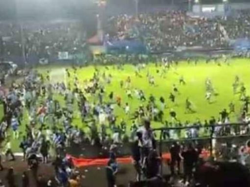 أعمال شغب قبل مباراة في إندونيسيا والشرطة تستخدم قنابل الغاز