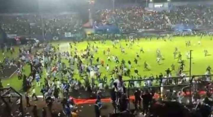 أعمال شغب قبل مباراة في إندونيسيا والشرطة تستخدم قنابل الغاز