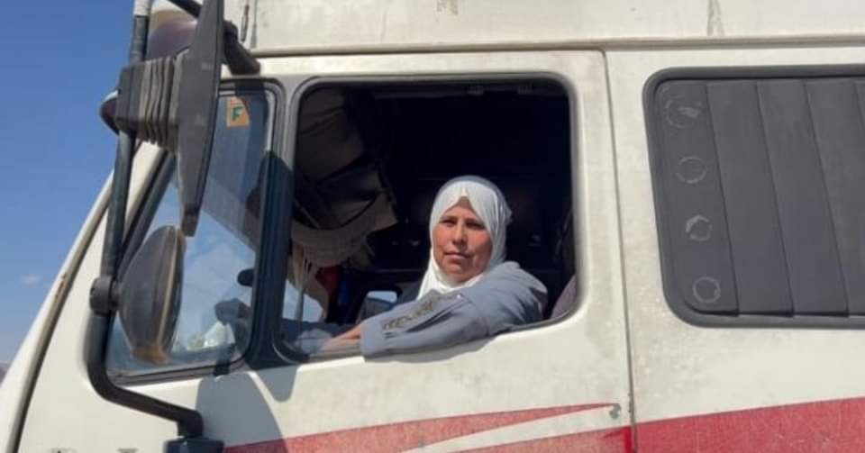 الدعجة أول سيدة أردنية تحمل رخصة قيادة جميع المحاور