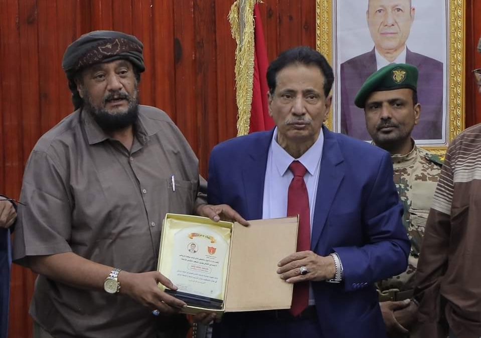 نادي شباب سيحوت يكرم المحافظ بن ياسر والأمين العام نيمر بدروع شكر وعرفان