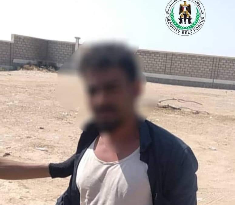 أبين… قوات حزام الساحل تلقي القبض على متهم بقضايا سرقة