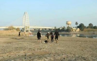 مشهد صادم من العراق.. يقطعون نهر دجلة سيراً على الأقدام