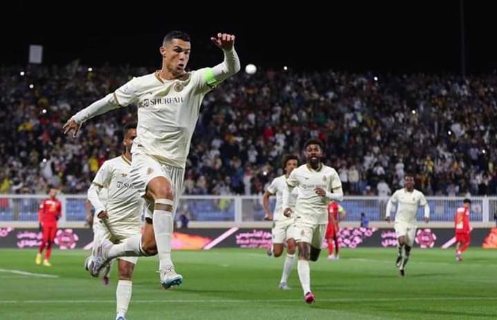 رونالدو يقود النصر للفوز بثلاثية نظيفة على ضمك في الدوري السعودي