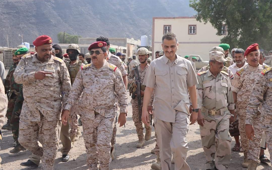 وزير الدفاع ومحافظ عدن يتفقدان الكلية العسكرية ومستشفى صلاح الدين