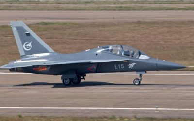 طائرة التدريب الصينية “إل-15” تظهر بعلم الإمارات في “آيدكس 2023”.. ما هي قدراتها؟