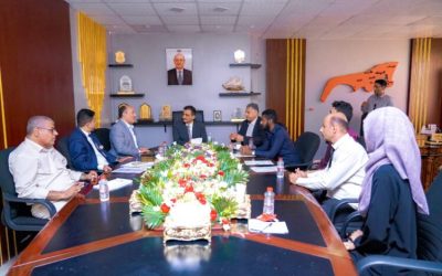 محافظ عدن ونائب وزير الصناعة والتجارة يدشنان خدمة الخط الساخن” بخدمتكم “