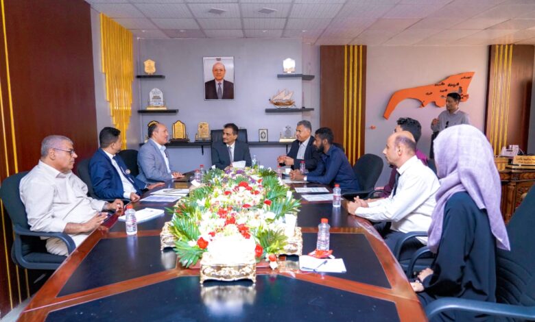 محافظ عدن ونائب وزير الصناعة والتجارة يدشنان خدمة الخط الساخن” بخدمتكم “