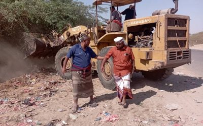 صندوق النظافة بأحور يزيل اشجار السيسبان الضارة في الخط الدائري  من عاصمة المديرية