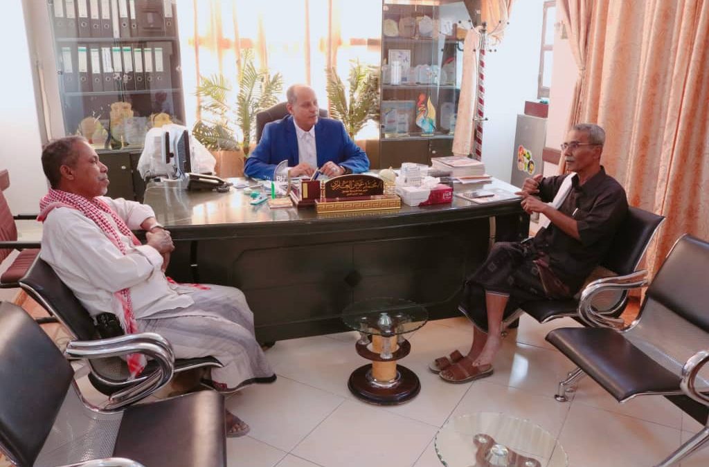 مدير عام سيئون يشيد بالأدوار الإعلامية والسياسية للأستاذ علوي بن سميط كعضو أول مجلس شعب محلي عام 1987م بمديرية سيئون.*