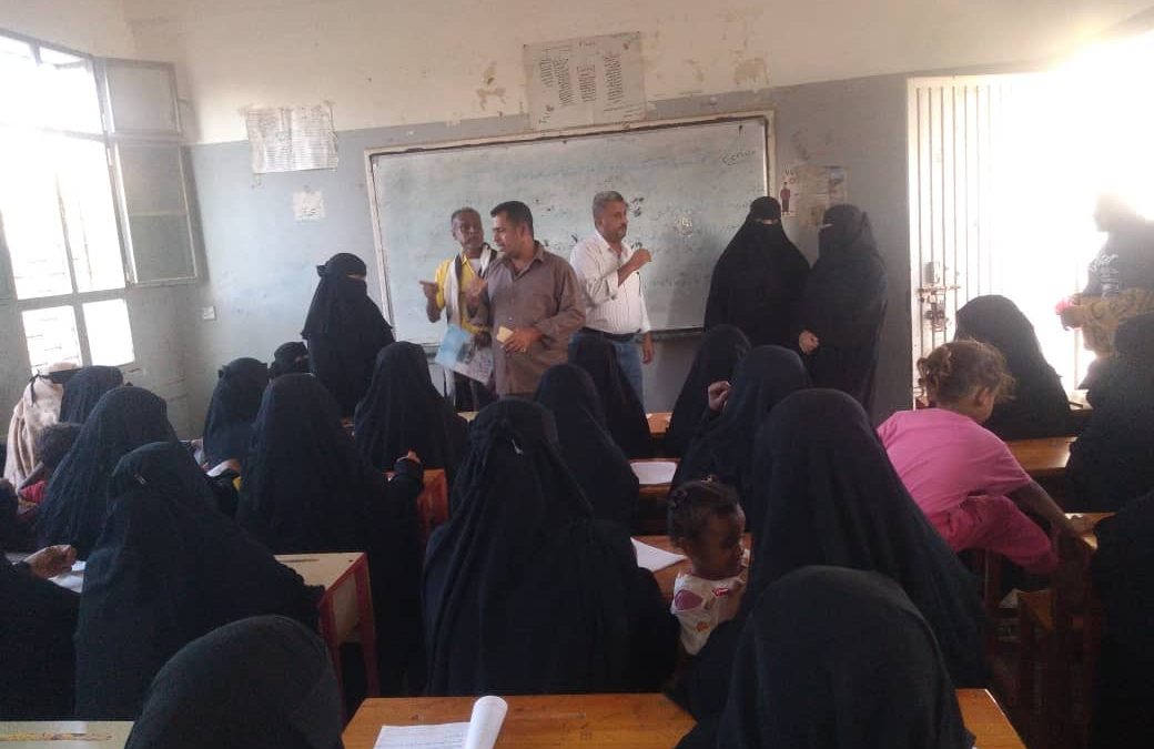أبين: مدير جهاز محو الامية وتعليم الكبار يدشن الامتحانات النهائية في مراكز محو الامية في المحافظة