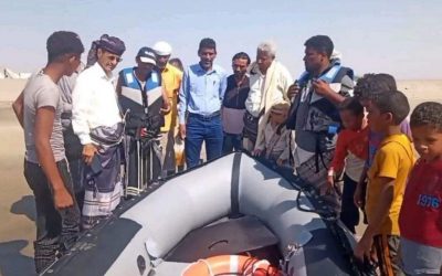 مدير عام زنجبار  يدشن العمل بقارب النجاة في كورنيش سالمين