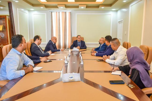 وزير النقل يلتقي القيادة الجديدة المكلفة بإدارة مؤسسة موانئ البحر الاحمر في الحديدة
