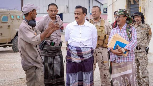المحافظ بن الوزير يتفقد أوضاع المؤسسة العامة للكهرباء بالمحافظة