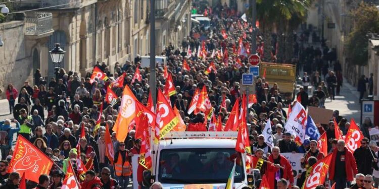 تظاهرات ضخمة لتعطيل فرنسا الثلاثاء احتجاجاً على «نظام التقاعد»
