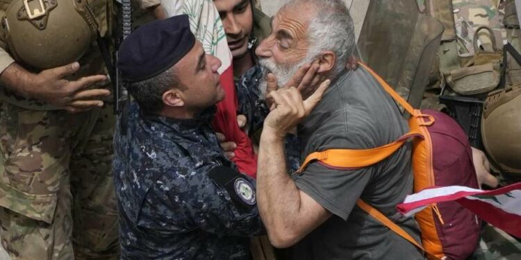 حتجاجات في لبنان على ظروف المعيشة.. والشرطة تفرّق بـ«المسيّل»