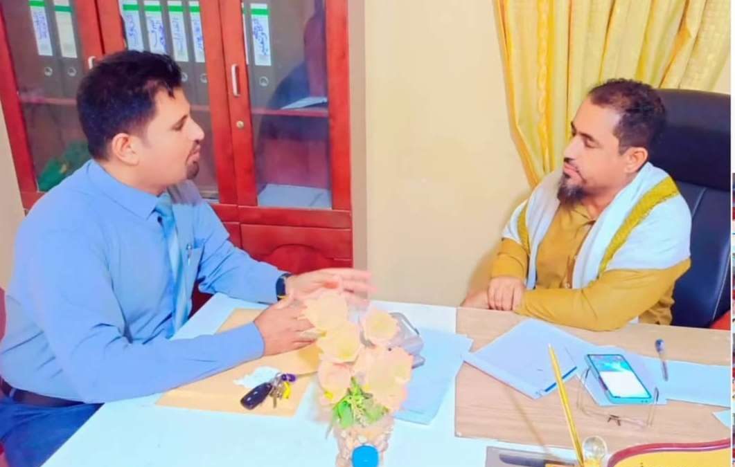 باعزب و اليوسفي يناقشان تعزيز العمل الإعلامي في مديرية خنفر .