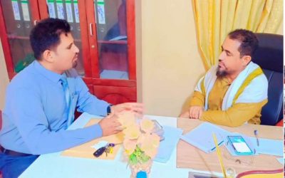 باعزب و اليوسفي يناقشان تعزيز العمل الإعلامي في مديرية خنفر .