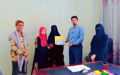 مكتب إعلام ابين يحتفي بتكريم احدى موظفاته المبرزات بمناسبة العيد العالمي للمرأة