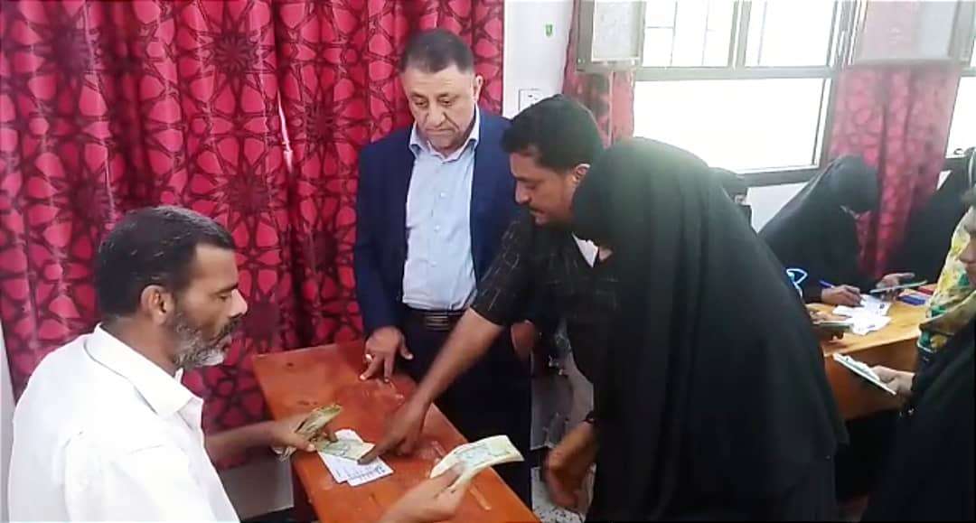 السيد مهدي الحامد أمين عام المجلس  المحلي أبين يدشن صرف الحوالات النقدية