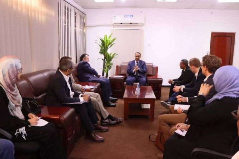 وزير الشؤون الاجتماعية والعمل يبحث مع منسق الشؤون الإنسانية في بلادنا أهمية قيام المنظمات الأممية والدولية فتح مكاتبها الرئيسية في عدن