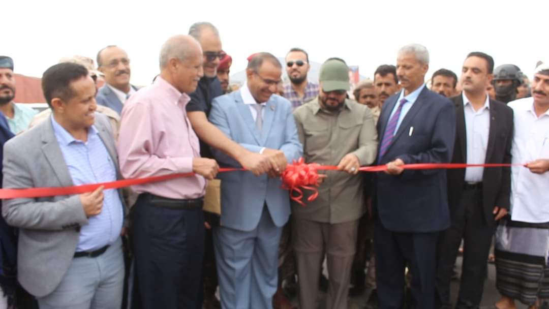 وزيران الحريزي والزوعري والمحافظ التركي يفتتحان ويتفقدان مشاريع طرق في مديرية ردفان