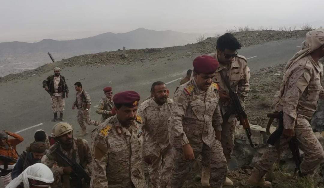 وزير الدفاع الفريق الداعري يتفقد المقاتلين في جبهة ثرة