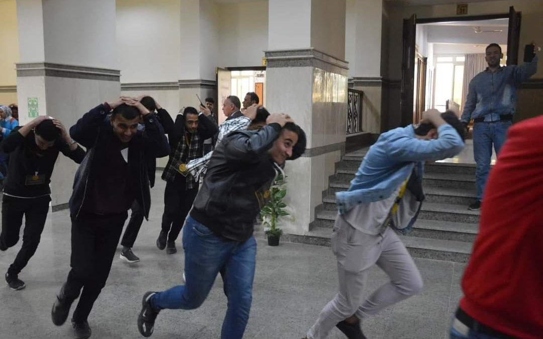 بسبب تعبيرات وجه الطلاب الغريبة.. محاكاة للزلازل في جامعة مصرية يثير السخرية على الإنترنت