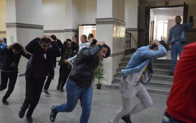 بسبب تعبيرات وجه الطلاب الغريبة.. محاكاة للزلازل في جامعة مصرية يثير السخرية على الإنترنت
