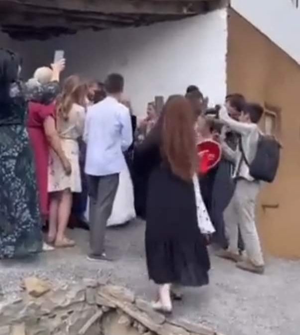 سقوط امرأة في بالوعة أثناء تصوير حفل زفاف تتسبب في شلل حفل الزفاف بسبب استخدام الهاتف