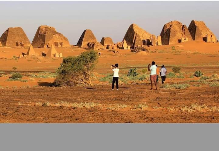 أهرامات السودان تطيح بمصر.. فكيف دمر صائد إيطالي رؤوسها؟