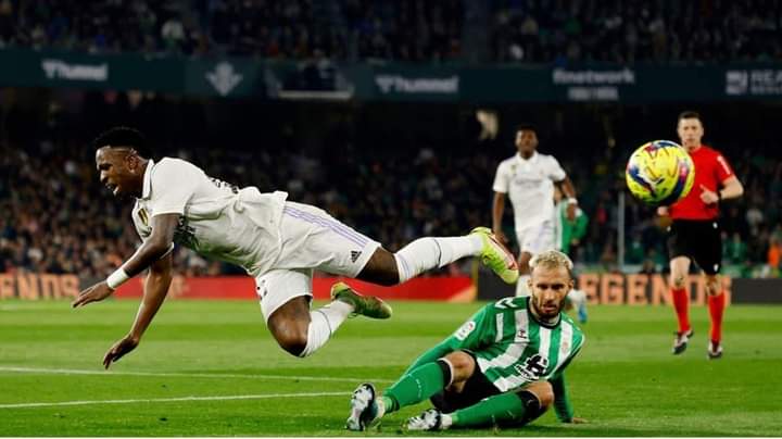 ريال مدريد يواصل ترنحه ويتعادل مع بيتيس