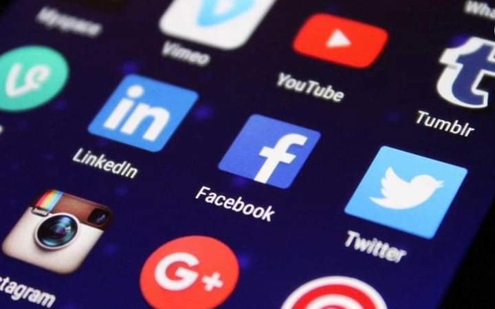 مواقع التواصل الاجتماعي أزمة الجيل.. إدمان وعلاج