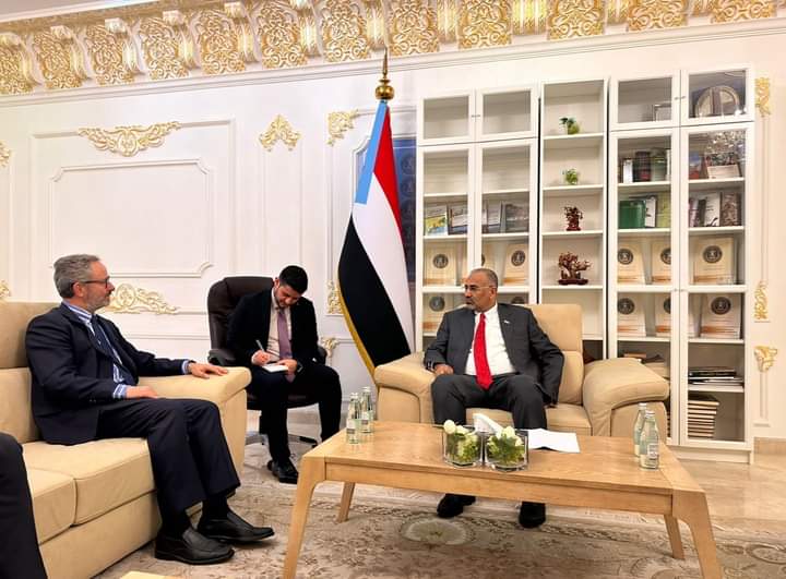 الرئيس الزُبيدي يستقبل سفير بعثة الاتحاد الأوروبي