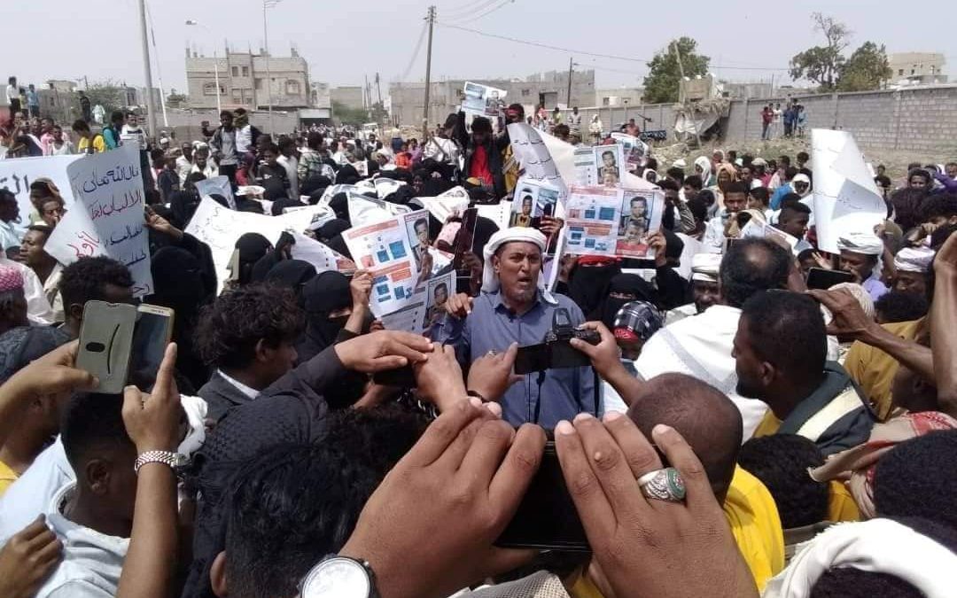 أبين: مدينة زنجبار تنتقض في تظاهرة غاضبة تطالب بسرعة تنفيذ القصاص بحق قاتل الطفل ميثاق الدابية