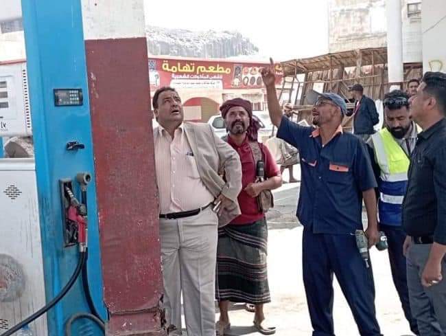 مدير عام شركة النفط بعدن يتفقد سير العمل في محطة البريقة والمنشآت النفطية