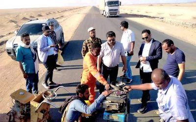 لجنة عليا تتفقد مشروع تأهيل طريق عتق العبر وتسلم موقع مرحلته الثالثة لشركة عياذ للمقاولات