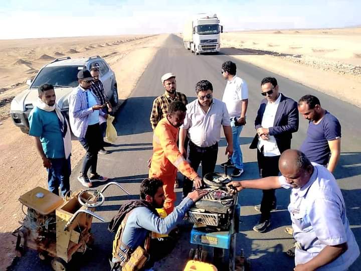لجنة عليا تتفقد مشروع تأهيل طريق عتق العبر وتسلم موقع مرحلته الثالثة لشركة عياذ للمقاولات