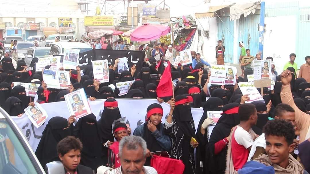 أبين: عصيان مدني و تظاهرات غضب بزنجبار للمطالبة بسرعة القصاص بحق قاتل الطفل ميثاق الدابية