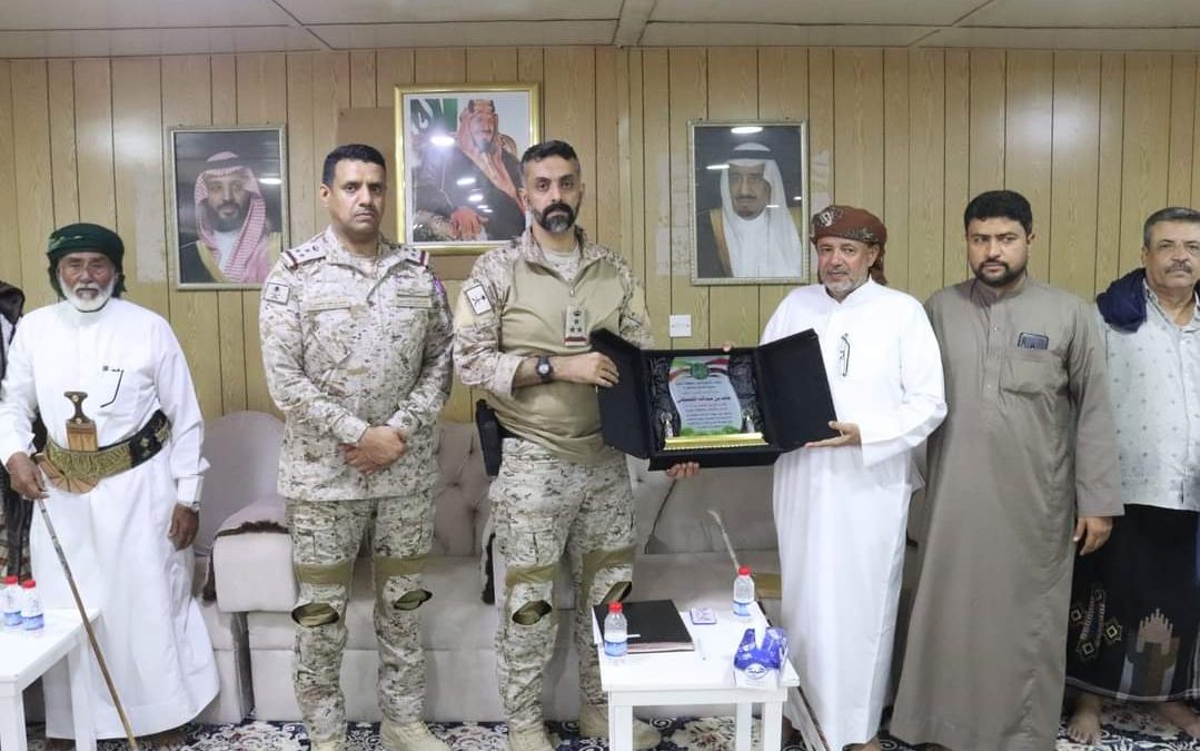 شيوخ المهرة يكرمون القائد القحطاني ويشيدون بدور التحالف في المحافظة