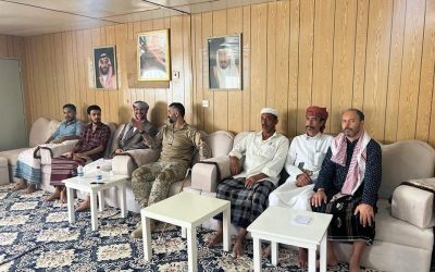 قائد قوات التحالف بالمهرة يستقبل أشراف بني هاشم “السادة” للوقوف على مستجدات قضية اختطاف الجفري