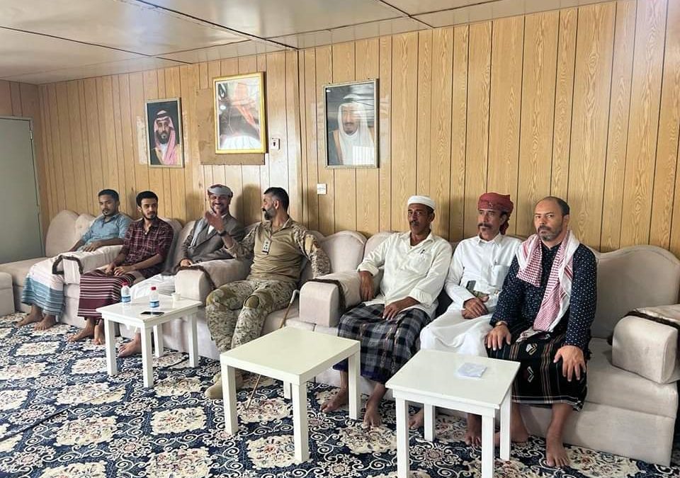 قائد قوات التحالف بالمهرة يستقبل أشراف بني هاشم “السادة” للوقوف على مستجدات قضية اختطاف الجفري