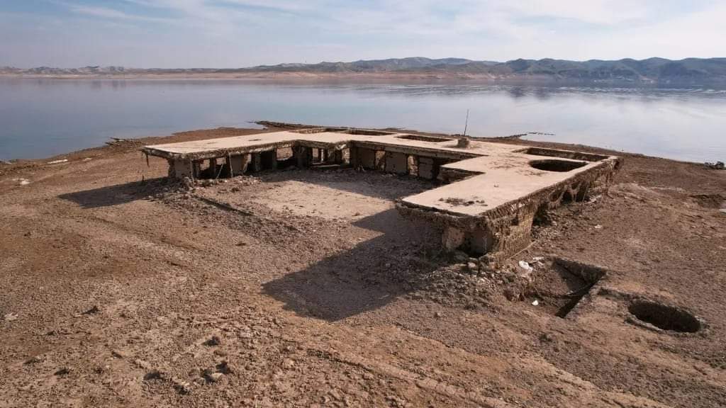 اختفت منذ 38 عامًا بسبب الجفاف.. ظهور بقايا مزار ديني ومقبرة ومدرسة بالعراق