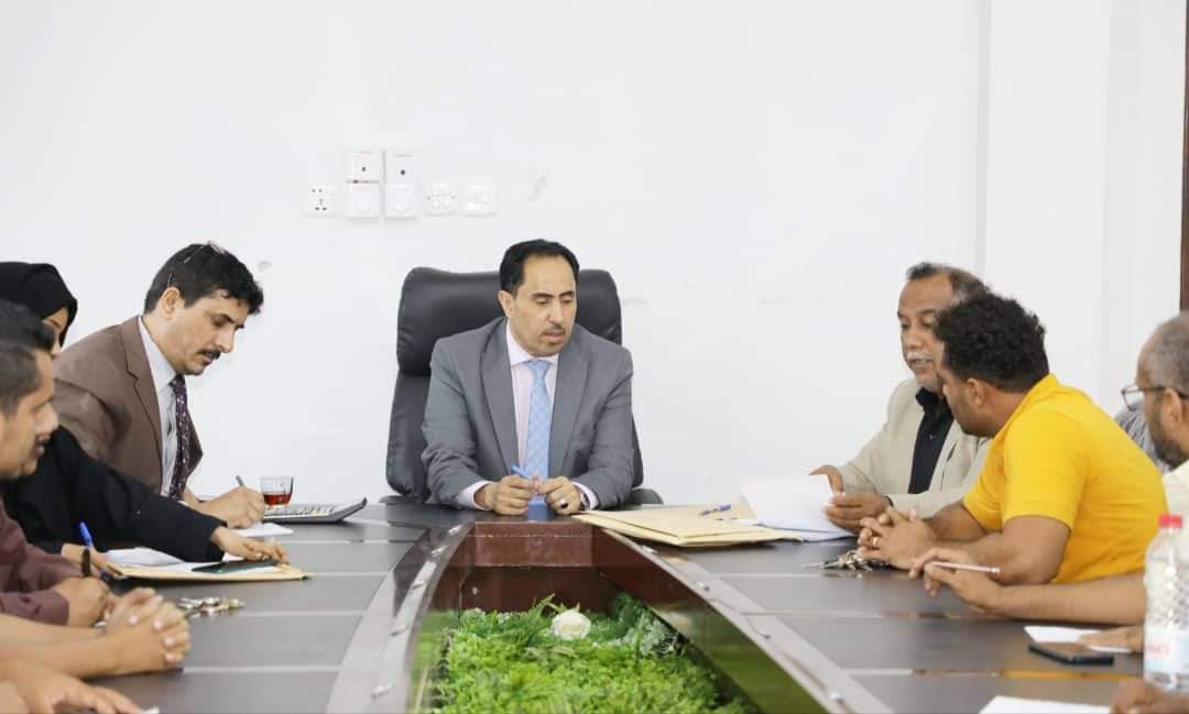 بحضور معالي وزير الشباب والرياضة فتح مظاريف تعشيب ملعب الصمود بالضالع