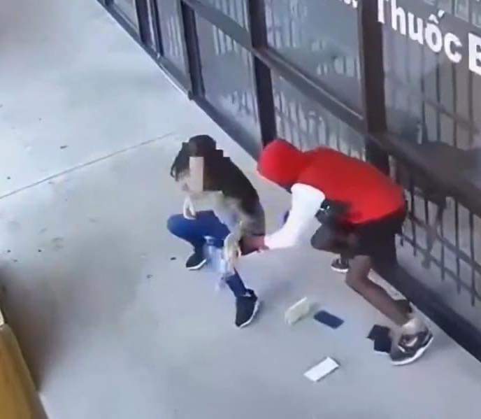 حادثة مروعة.. لص هجم على سيدة لسرقتها وأصابها بالشلل