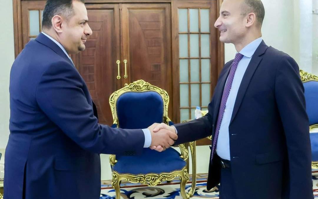 رئيس الوزراء يستقبل في العاصمة عدن السفير الفرنسي لدى اليمن