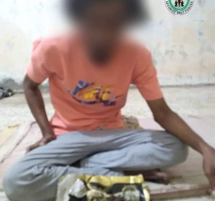 أبين : قوات الحزام الأمني تلقي القبض على متهم بترويج المخدرات